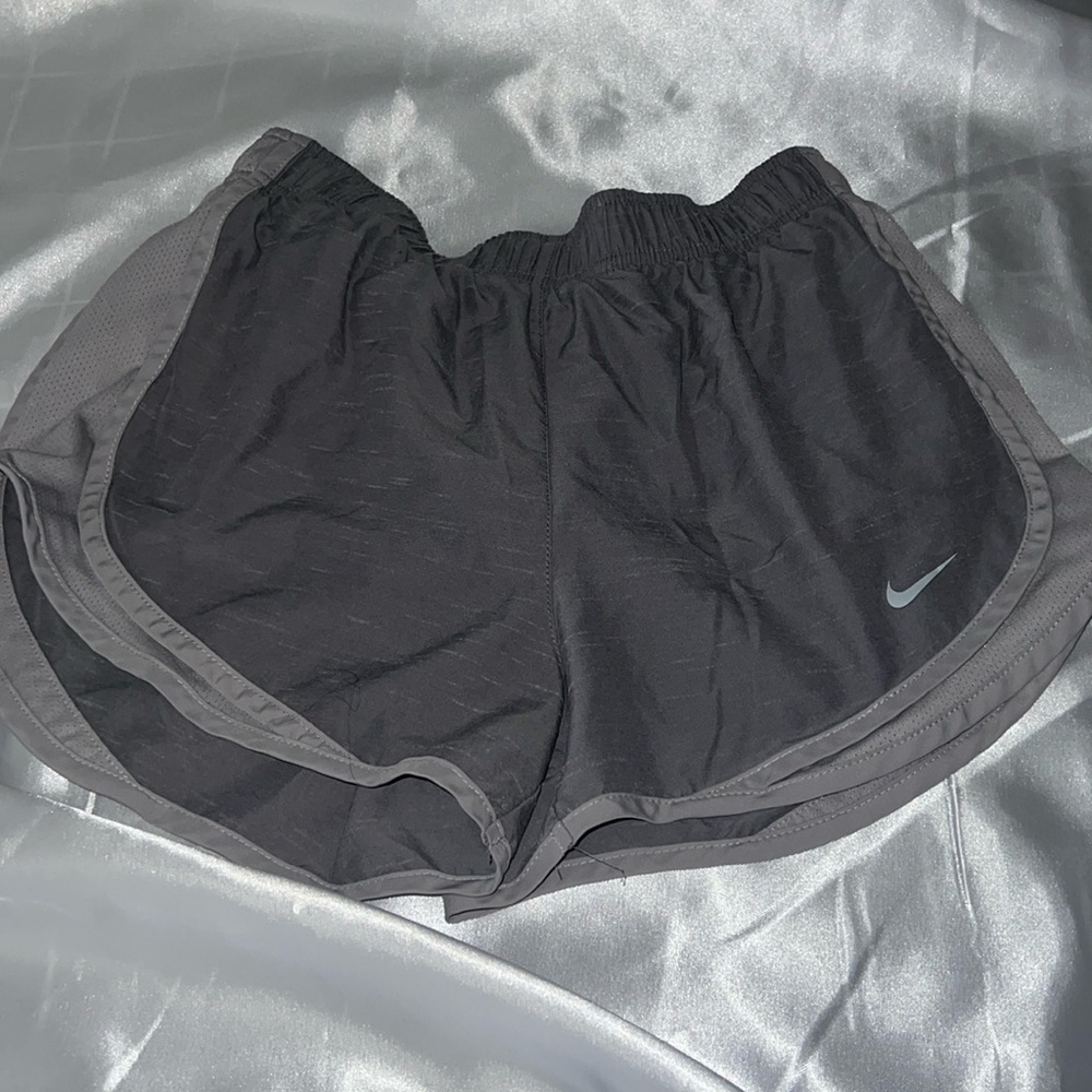 NIKE DRI-FIT LIGHT GREY RUNNING SHORTS SMALL